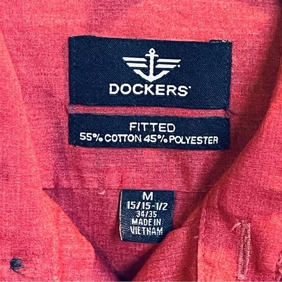 𝅺MEN’S cranberry Dockers dress shirt. - Picture 4 of 5